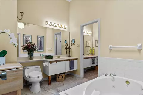Bath - 1858 Ridgeview Circle Dr, Ballwin, MO 63021 photo 2 of 3