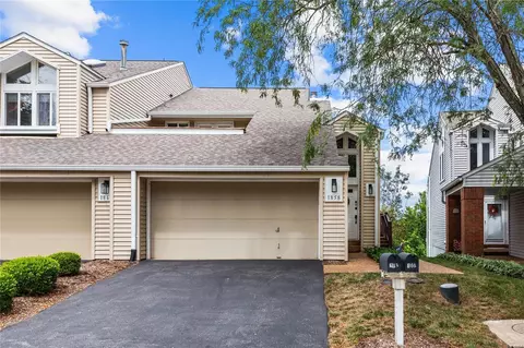 1858 Ridgeview Circle Dr, Ballwin, MO 63021