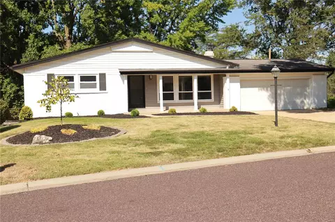 11869 Hidden Lake Dr, Saint Louis, MO 63138