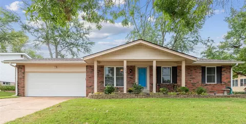 1220 Blackwatch Dr, Manchester, MO 63021