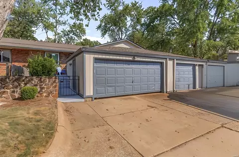 996 Claygate Ct, Manchester, MO 63021