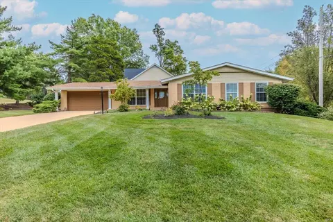 1466 Land O Lakes Dr, Saint Louis, MO 63146