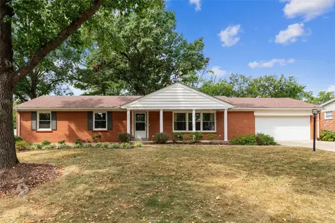 929 Dontaos Dr, Saint Louis, MO 63131