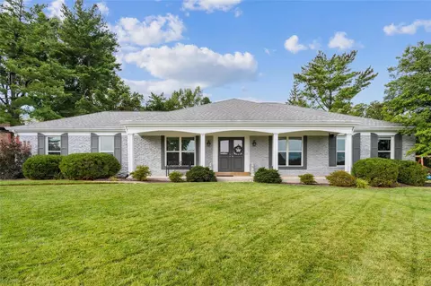 359 Country Glen Ln, Creve Coeur, MO 63141