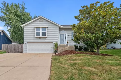 704 Woodland Ridge Dr, Saint Peters, MO 63376