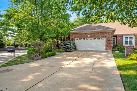 12365 Courtyard Lake Dr, Saint Louis, MO 63127