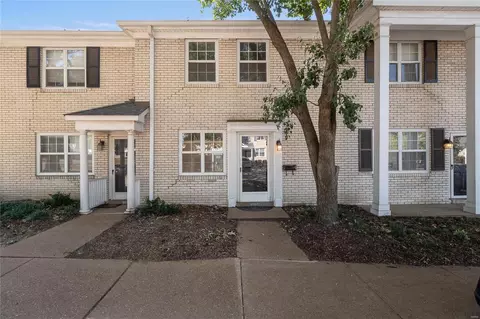 9004 N Swan Cir, Saint Louis, MO 63144