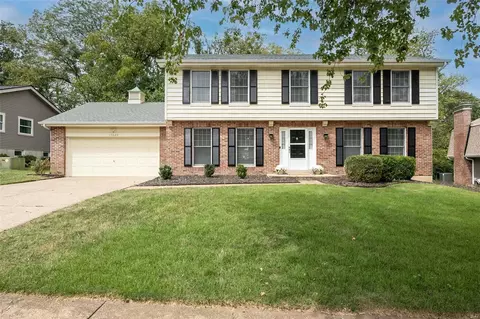 15027 Valley Ridge Dr, Chesterfield, MO 63017