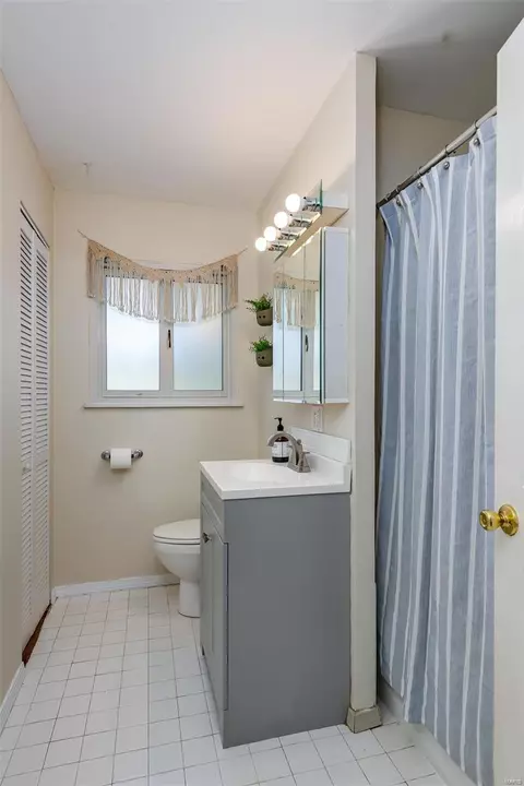 Bath - 225 Highview, Ballwin, MO 63011 photo 1 of 3