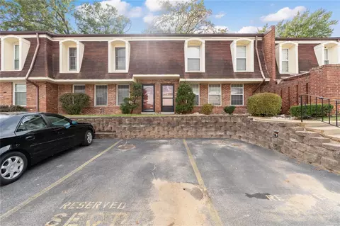 4357 Chateau De Ville Dr, Saint Louis, MO 63129