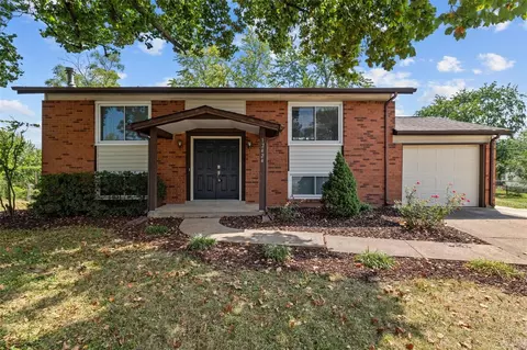 12424 Glencliff Dr, Maryland Heights, MO 63043