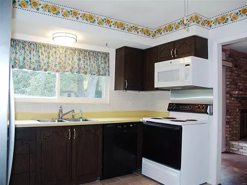 Kitchen - 472 Chamberlin Dr, Manchester, MO 63021 photo 2 of 3