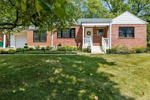 655 Cannonbury Dr, Webster Groves, MO 63119
