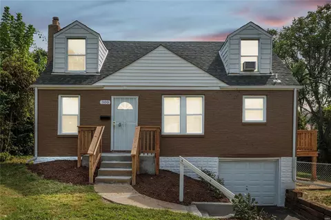 300 Coppinger Dr, Saint Louis, MO 63135 photo 2