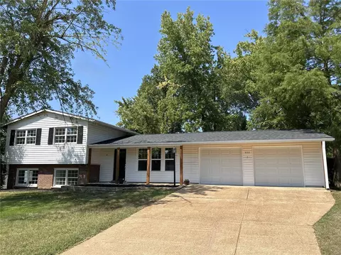 302 Baxter Acres Dr, Manchester, MO 63011