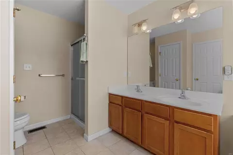 Bath - 302 Graywynd Ct, Lake Saint Louis, MO 63367 photo 1 of 2