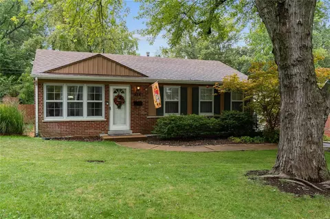 528 Rosewood Ln, Saint Louis, MO 63122