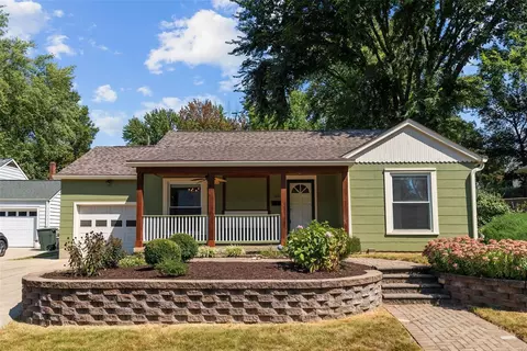 1914 Easton Pl, Saint Charles, MO 63301