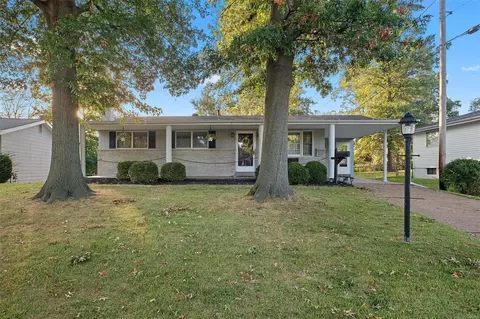1 Sharon Ct, Florissant, MO 63031