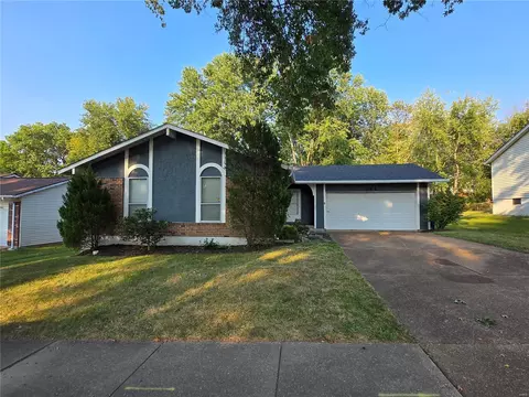 944 Bellestri Dr, Ballwin, MO 63021