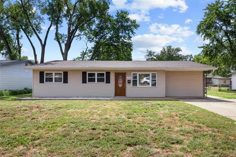 1210 Flicker Dr, Florissant, MO 63031