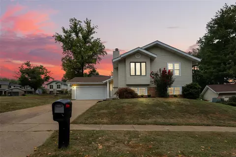 1017 Hollybend Dr, Ballwin, MO 63021