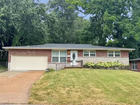 1045 Meadowlark Dr, Florissant, MO 63033