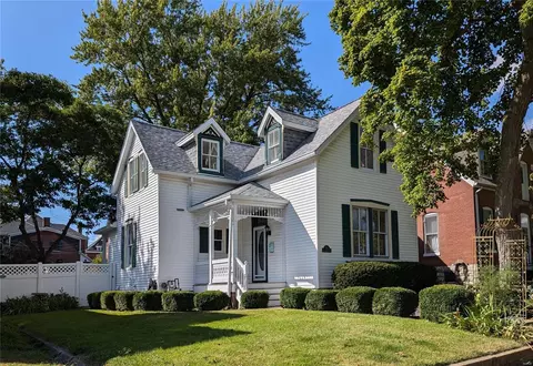 321 N Benton Ave, Saint Charles, MO 63301