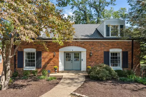 2 Enfield Rd, Saint Louis, MO 63132