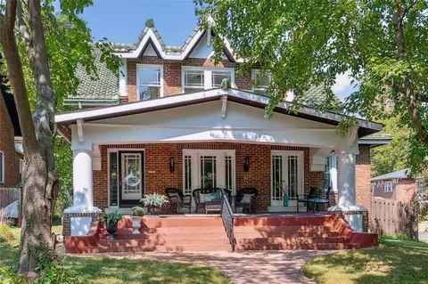7701 Country Club Ct, Clayton, MO 63105