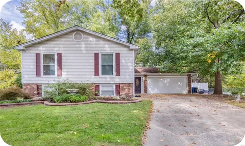 202 Village Creek Ct, Ballwin, MO 63021