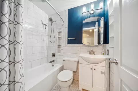 Bath - 814 Parkfield Ter, Manchester, MO 63021 photo 2 of 2