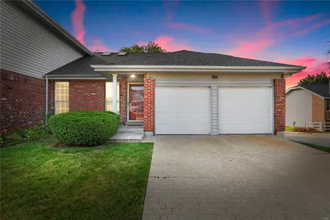 4372 Arrow Tree Dr, Saint Louis, MO 63128