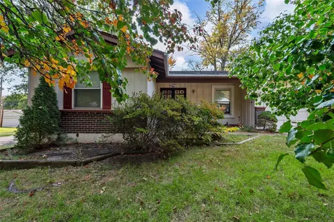 4384 Miletus Dr, Florissant, MO 63033