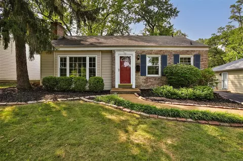819 Yosemite Dr, Glendale, MO 63122