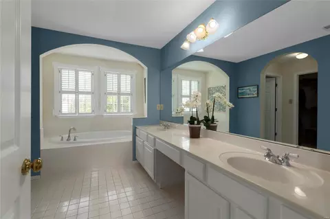 Bath - 365 David Harrison Ln, Ballwin, MO 63021 photo 2 of 4