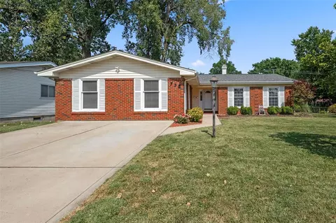 735 Carriage Ln, Hazelwood, MO 63042