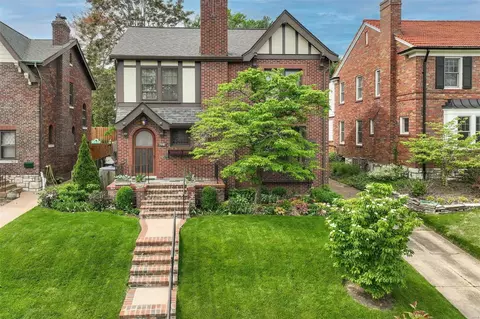 7448 University Dr, Saint Louis, MO 63130