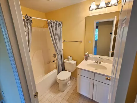Bath - 593 Hilltop Townes Dr, Eureka, MO 63025 photo 3 of 4