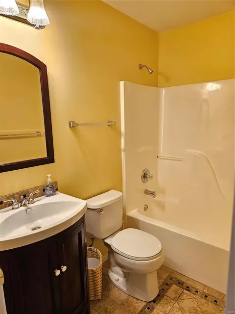 Bath - 593 Hilltop Townes Dr, Eureka, MO 63025 photo 4 of 4