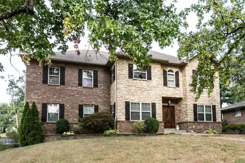 9847 Crestwick Dr, Sunset Hills, MO 63128