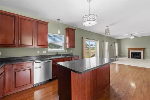 683 Springfield Dr, Wentzville, MO 63385 photo 2