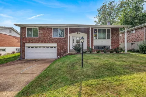 3620 Diamond Head Dr, Saint Louis, MO 63125