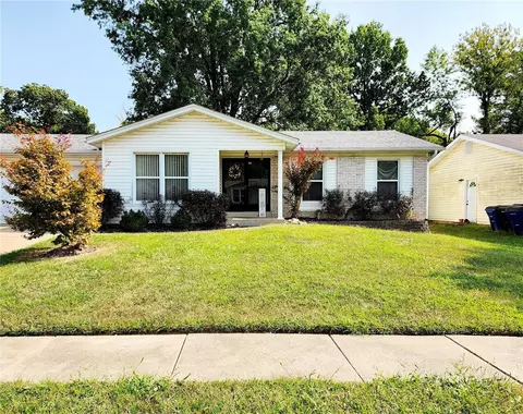 11572 Las Ladera Dr, Florissant, MO 63033