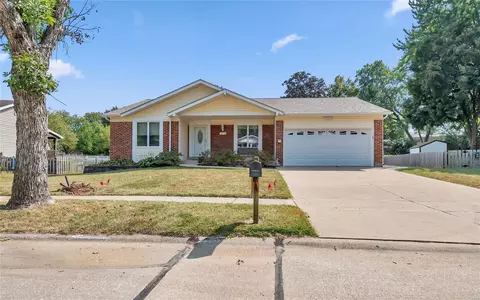 1916 Driftwood Trails Dr, Florissant, MO 63031