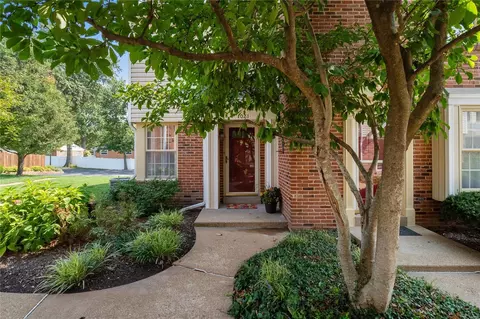 1021 Brooksgate Manor Dr, Saint Louis, MO 63122