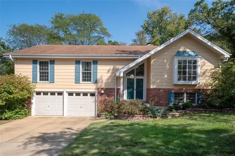 616 Amberwood Ln, Ballwin, MO 63021