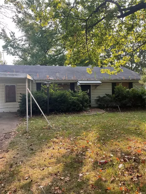 9760 Dennis Dr, Saint Louis, MO 63136