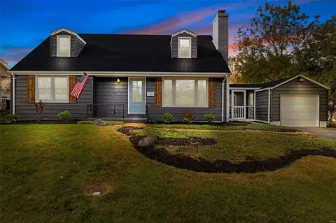 621 Meadowridge Ln, Kirkwood, MO 63122