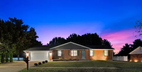 6400 Farmcrest Ct, Saint Louis, MO 63129